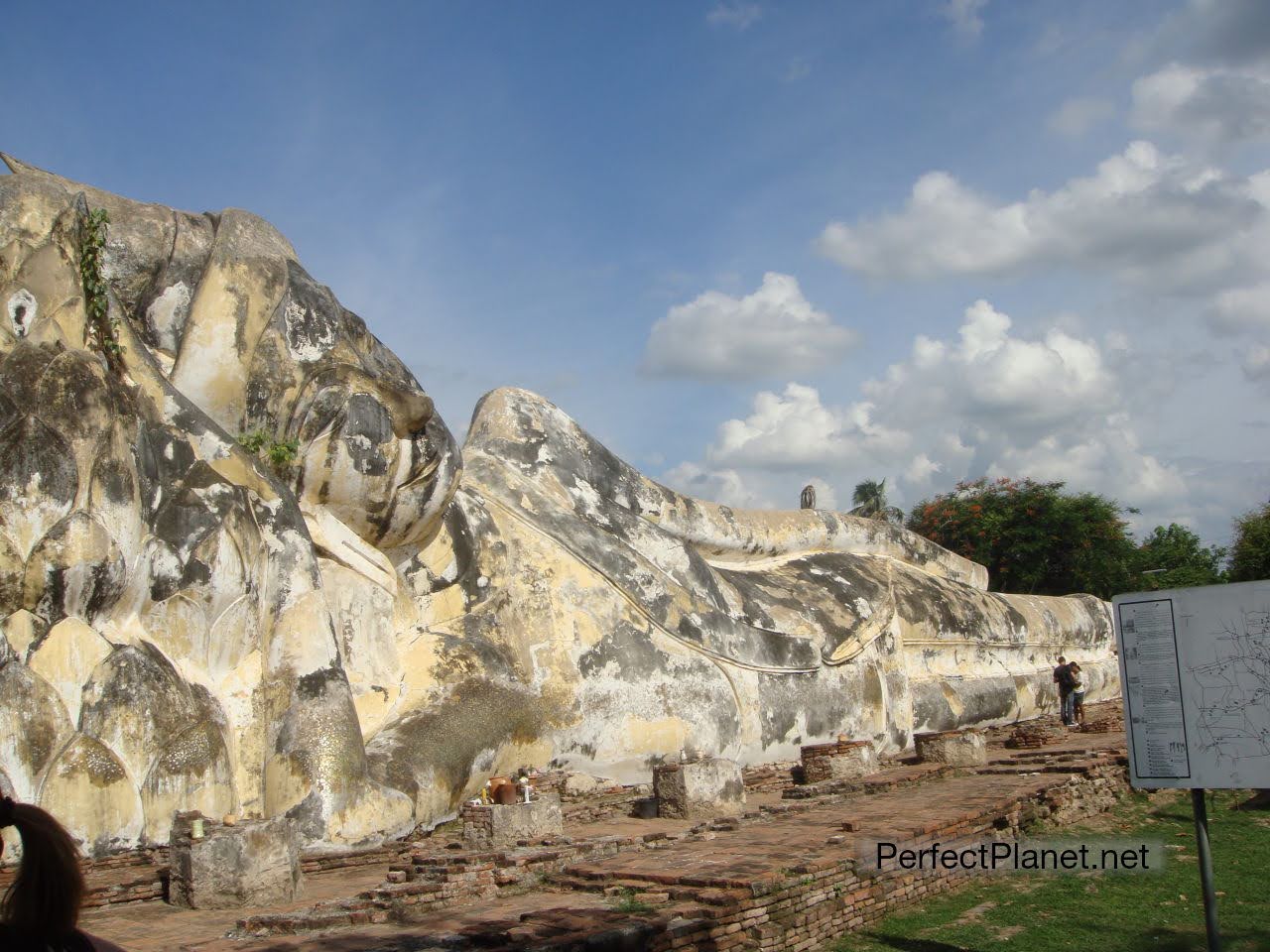 Reclining giant Buddha in Wat Lokayasutharam