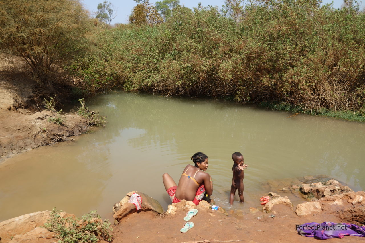 Mujer lavando en el río en Bekopaka