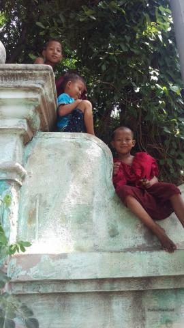 Niños tirando petardos en Mandalay