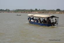 Barco de pasajeros cruzando un río en Madagascar 