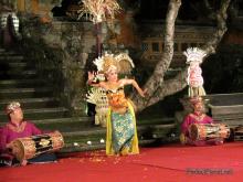 Baile tradicional en Pura Taman Saraswati Ubud
