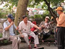 Hombres tocando en Chinatown