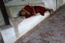Monje descansando en esclaeras a Soon U Pon Nya Shin Paya