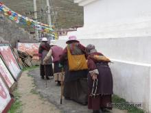 Mujeres orando en Litang